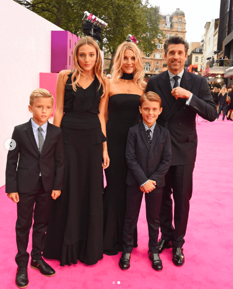 Patrick and Jillian Dempsey with their kids, Talula, Darby and Sullivan Dempsey posing for a picture posted on December 15, 2023 | Source: Instagram/enews