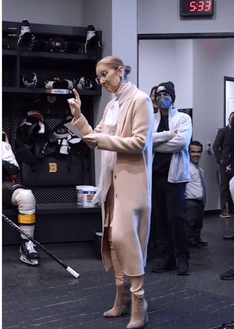 Celine Dion reading the lineup in the Bruins' locker room | Source: Instagram.com/nhlbruins