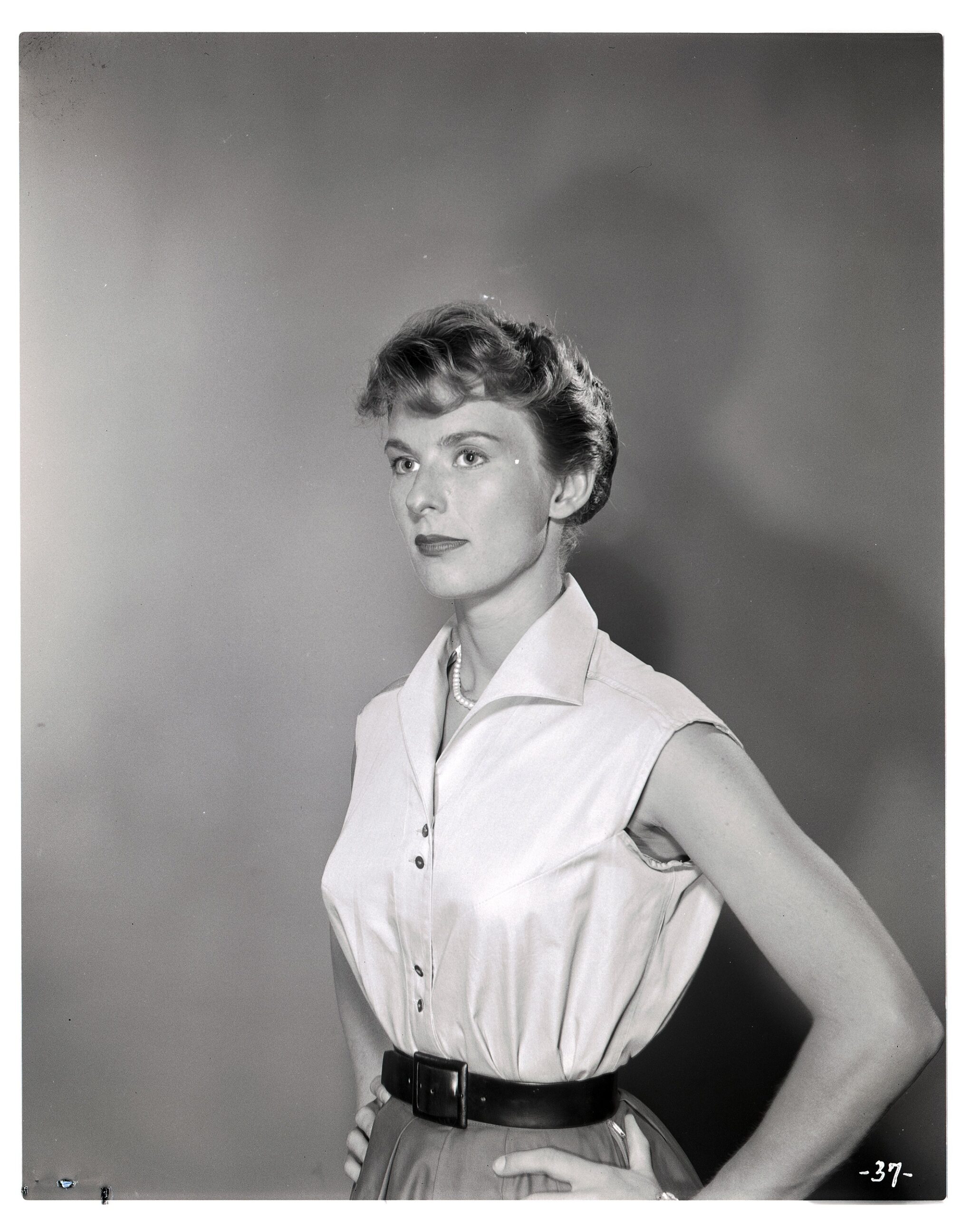 Actress and comedienne Cloris Leachman on the variety show called "The Frank Sinatra Show" on April 18, 1958. / Source: Getty Images