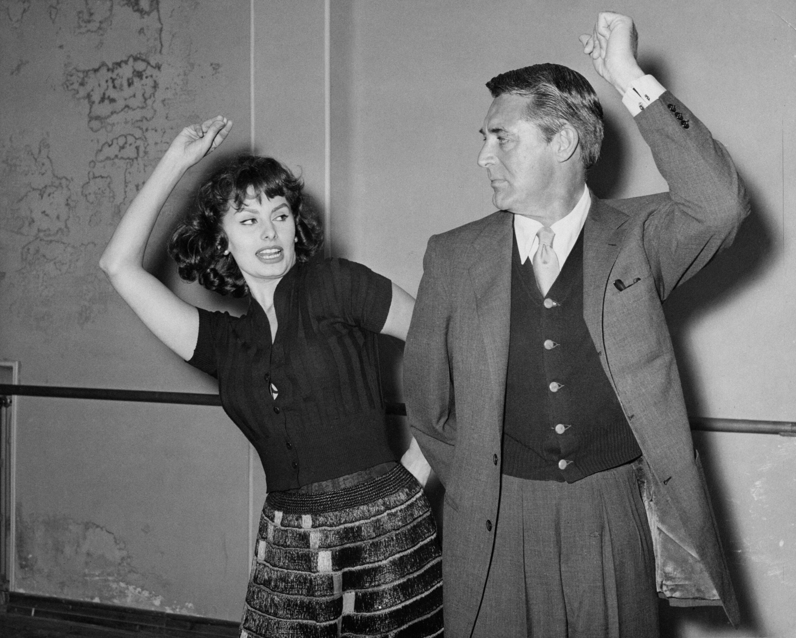 Sophia Loren teaches co-star Cary Grant to dance the Flamenco, during the filming of "The Pride and the Passion," 1957. | Source: Getty Images